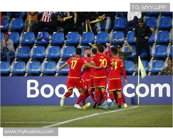 足球巨星瞬间定格：激情飞扬的经典时刻，见证伟大与荣耀的完美交织